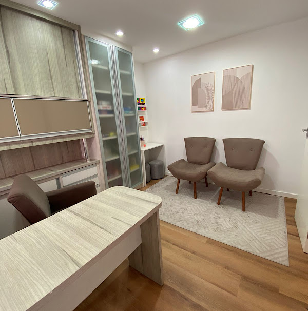 Dra. Luíza Santos Dra. Luíza Santos